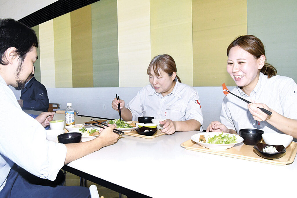 学生が考案した社食を味わう社員