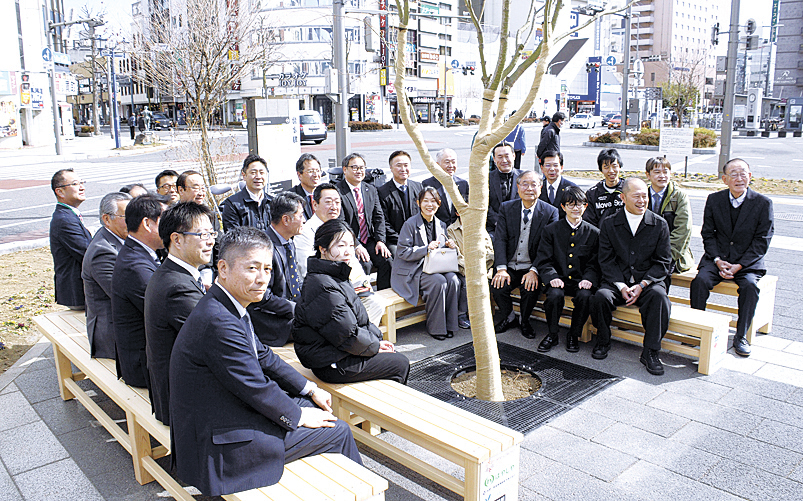 だれでもベンチに腰掛ける下平さんや関係者