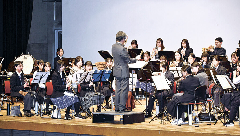 合同練習をする中学生と東京芸大の学生ら