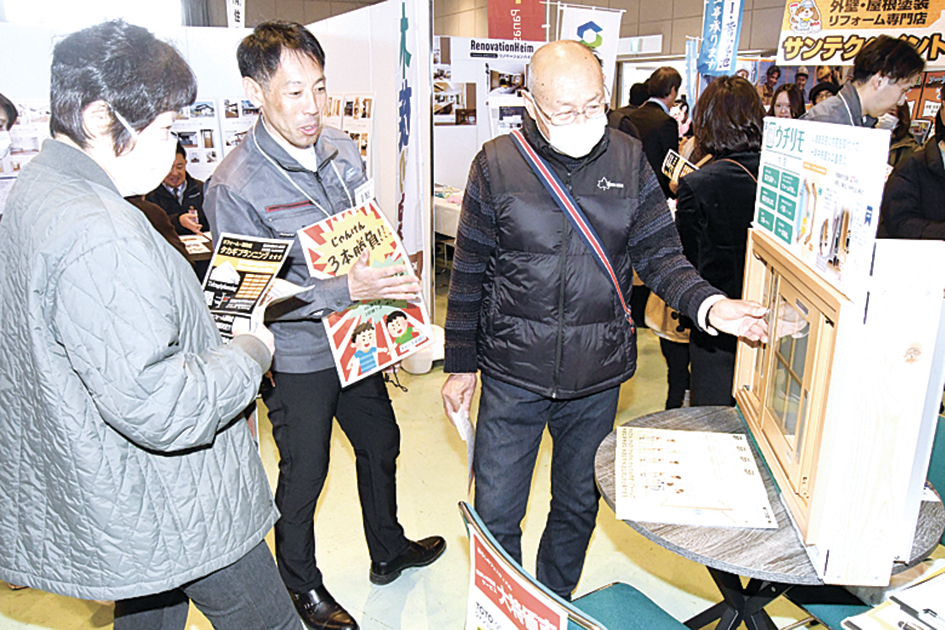 断熱内窓の説明を受ける来場者