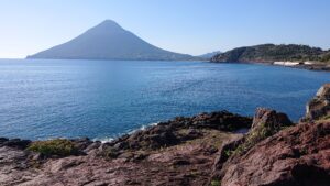 長崎鼻から望む開聞岳（イメージ）