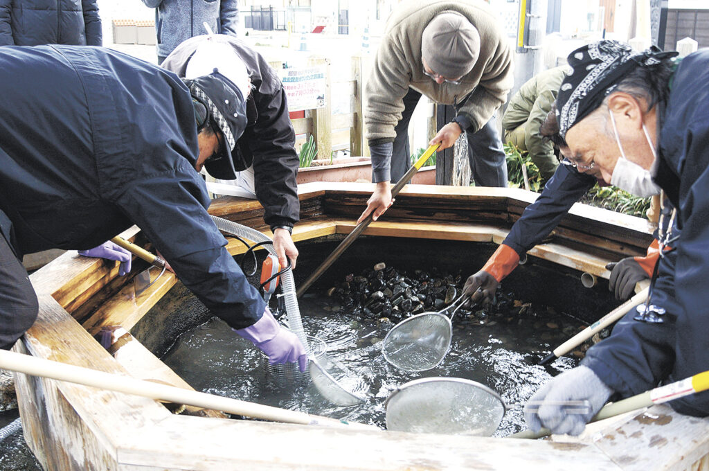 井筒内の清掃に励む守り隊メンバー