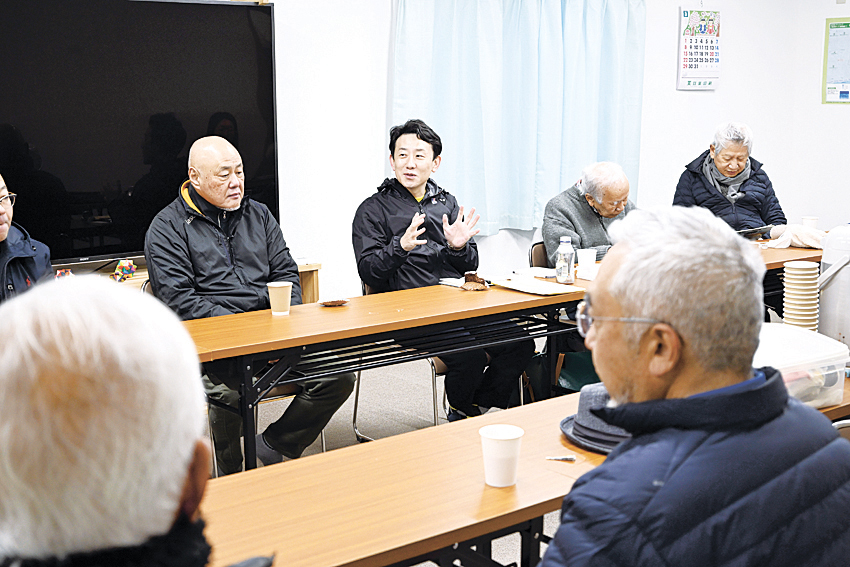 野田准教授（中央）と意見交換する参加者