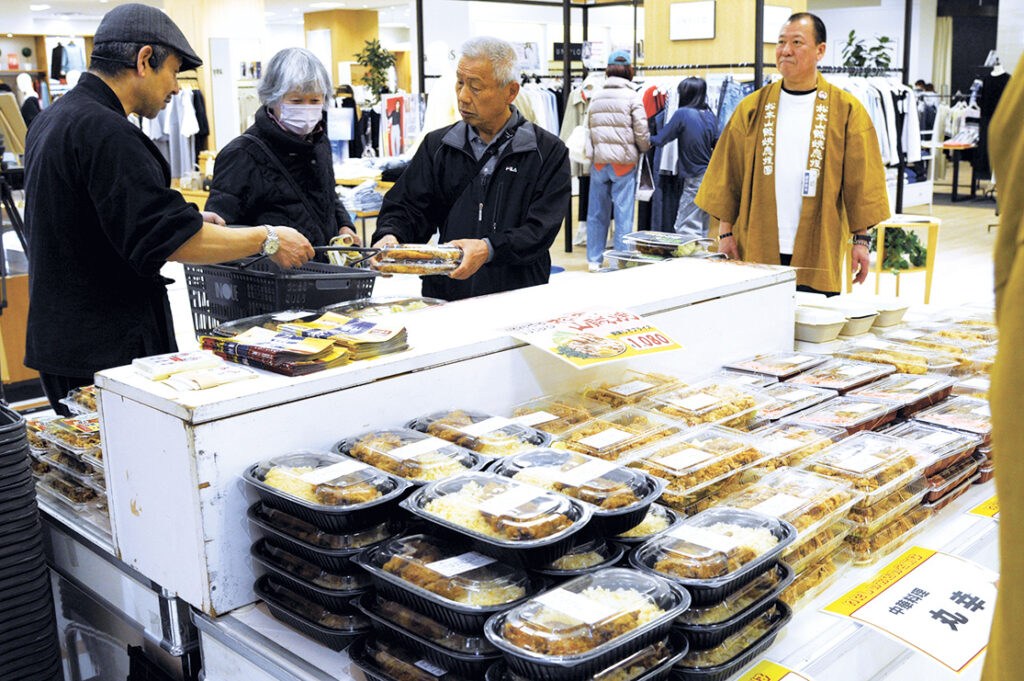 各店自慢の山賊焼きが並ぶ販売コーナー