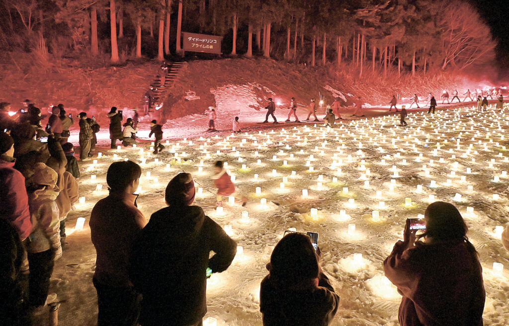 １０００本のキャンドルとたいまつ滑走で来場者を魅了したイベント