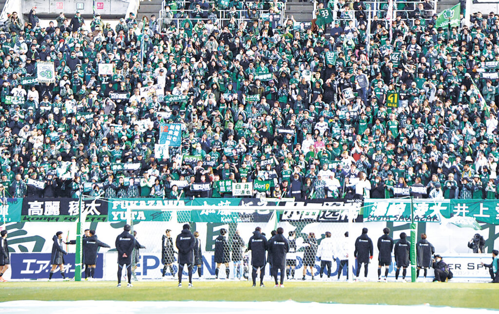 勝利を収めた選手をチャント「勝利の街」でたたえる大勢のサポーター